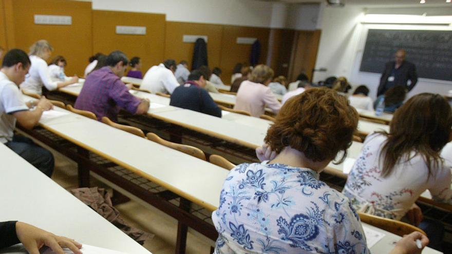 Varios alumnos realizan un examen