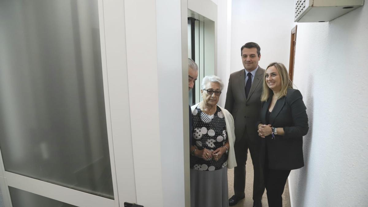 La instalación de ascensores en esta zona de la capital beneficia a muchos vecinos, gran parte de ellos personas mayores.