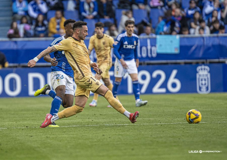 Imágenes de la jornada 33 entre el Real Oviedo y el Málaga CF 2025