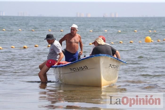 Un hombre cruza a nado el Mar Menor