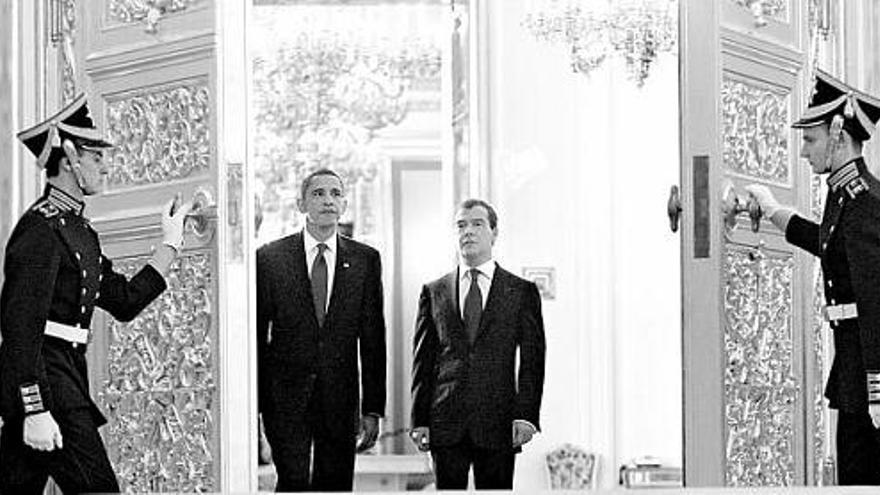 Obama y Medvedev, pasando por una puerta del Kremlin abierta por guardias de honor, antes de firmar, ayer, en Moscú, un acuerdo de cooperación militar.