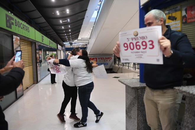 Premios de la Lotería de Navidad en A Coruña: parte del tercero, vendido en el centro comercial Los Rosales