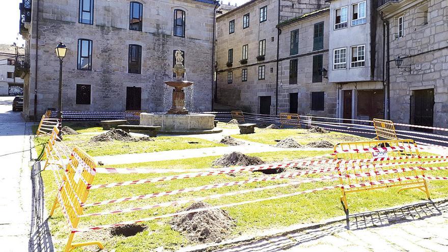 La zona ajardinada, vallada en la tarde de ayer. // FdV