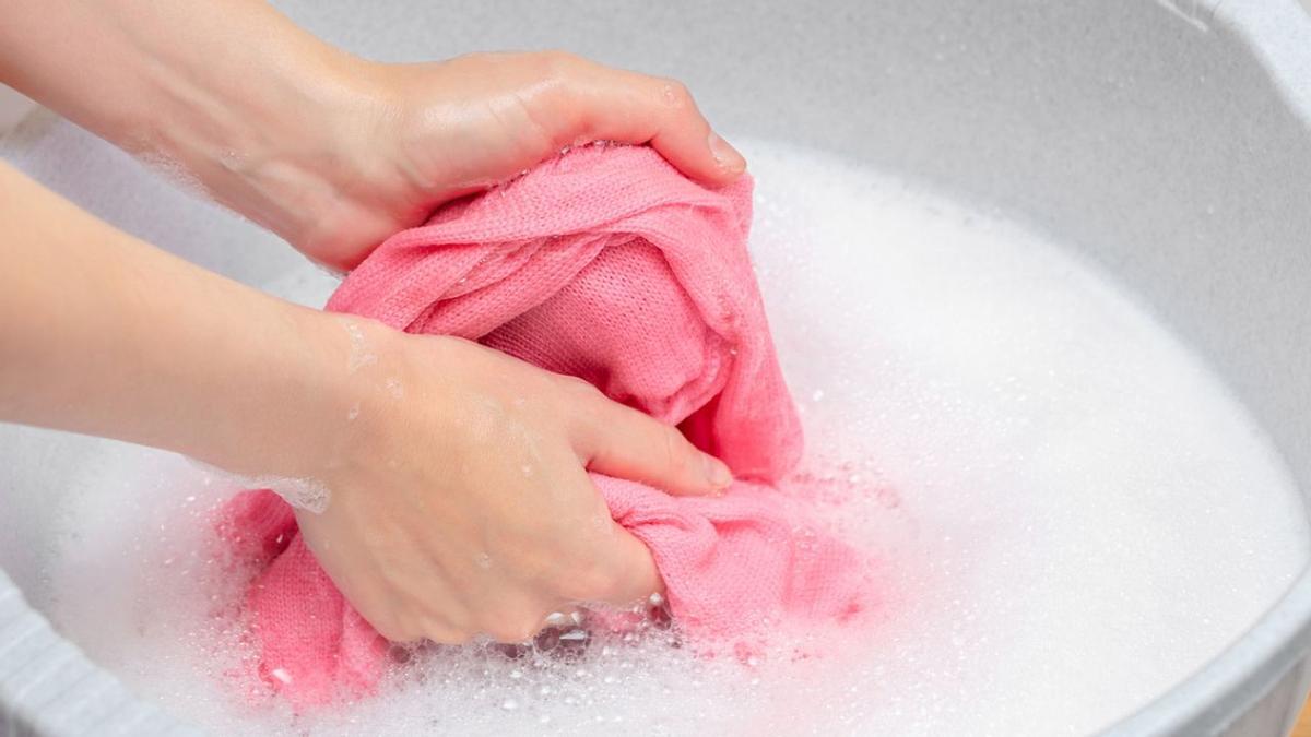 Ventajas de utilizar el vinagre en vez del suavizante al lavar la ropa.