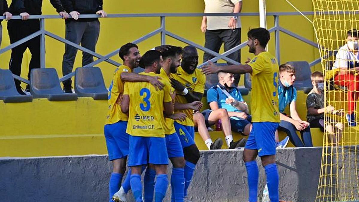 Los jugadores del Orihuela celebran uno de los cinco goles que le marcó al L’Hospitalet. | MATÍAS SEGARRA