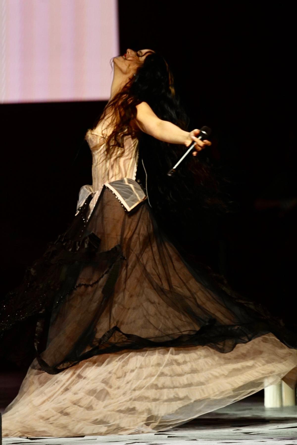 Rosalía durante su actuación en los 40 Music Awards en el Roig Arena