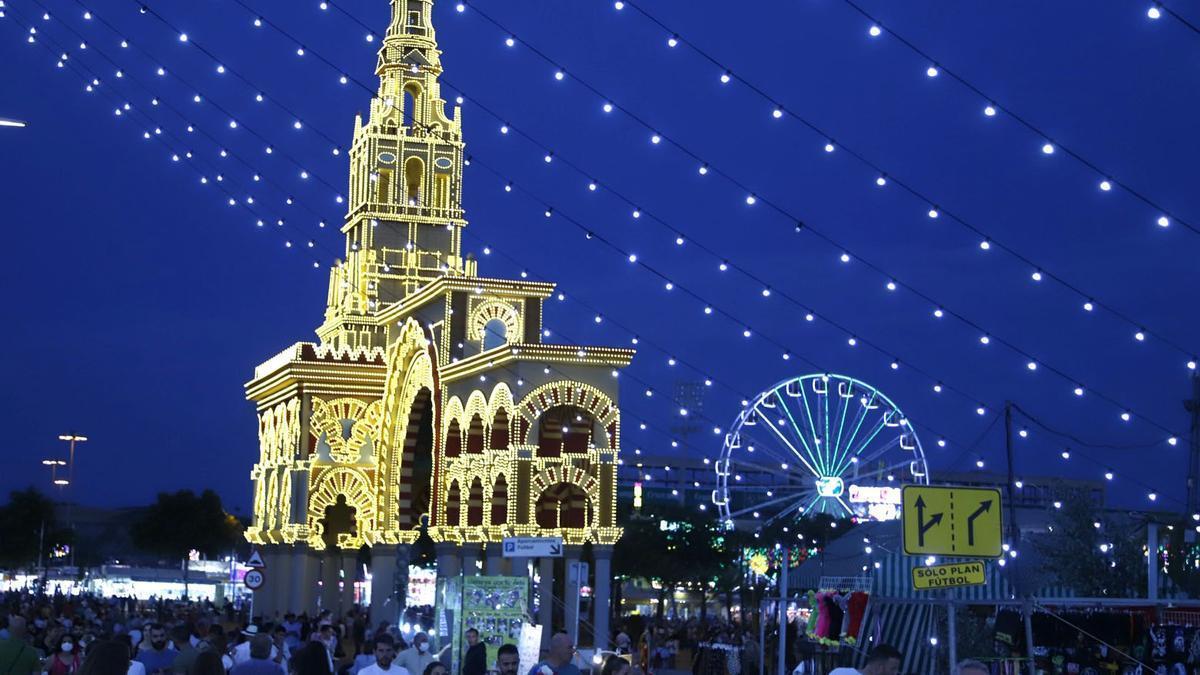 Portada de la Feria de Córdoba iluminada.