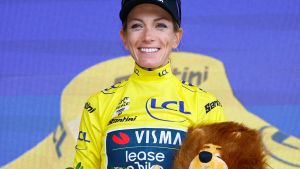 Pauline Ferrand-Prévot con el jersey amarillo.