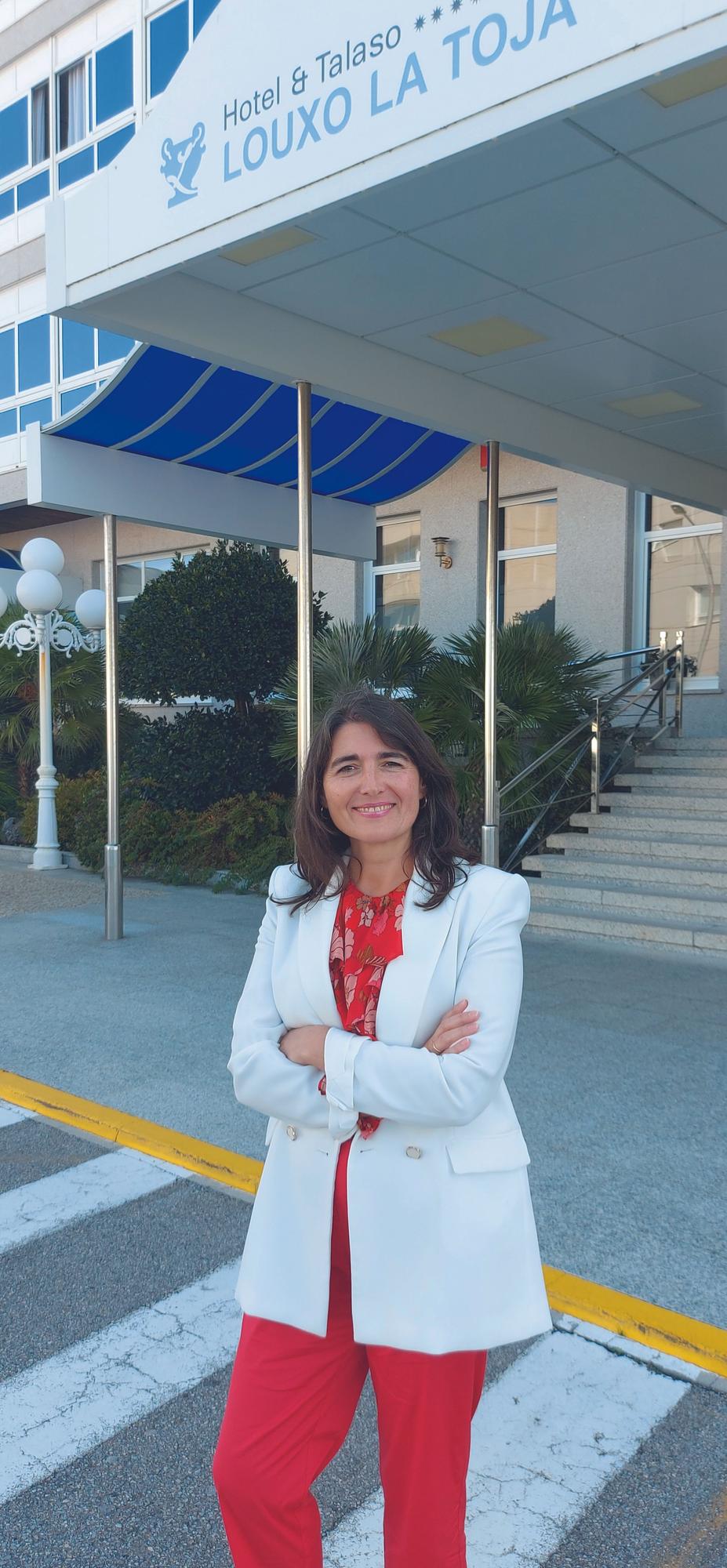 La directora del Louxo a las puertas del hotel.