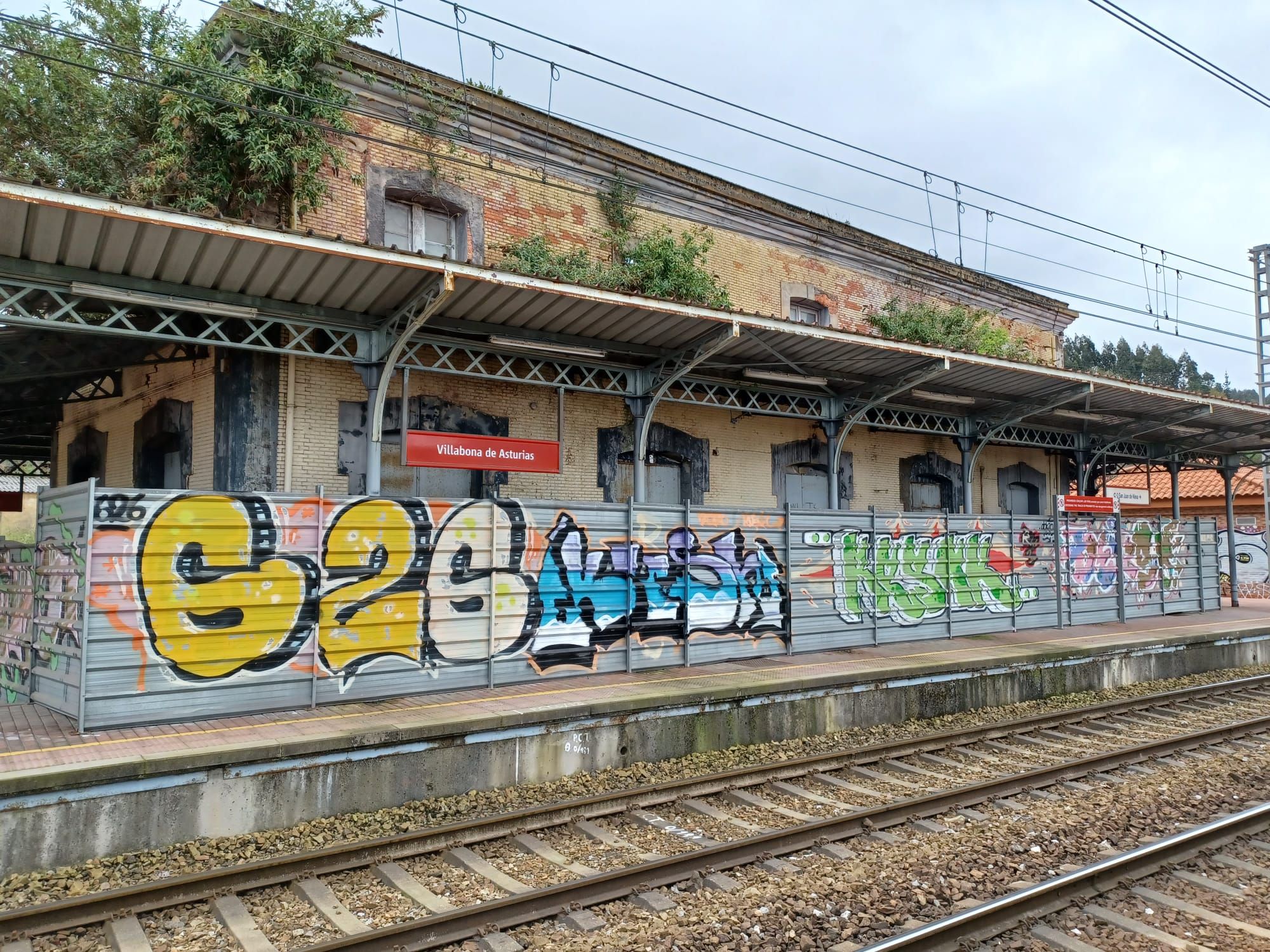 La estación "inglesa" de Villabona, única en Asturias, sigue su imparable deterioro: así es el singular conjunto ferroviario de Llanera