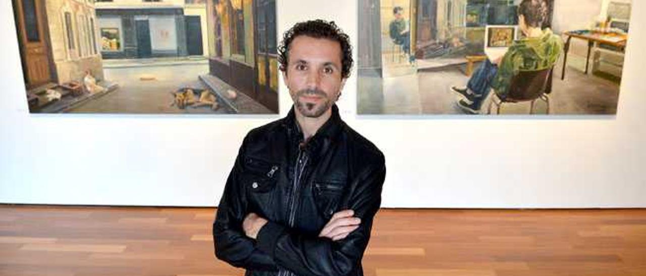 Javier Jiménez, con dos de sus lienzos ambientados en la obra de Balthus de fondo, expuestas en Moya.