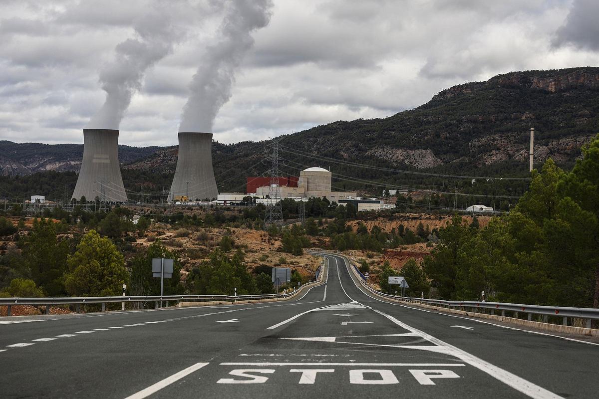 Carretera de acceso a la central nuclear de Cofrentes.