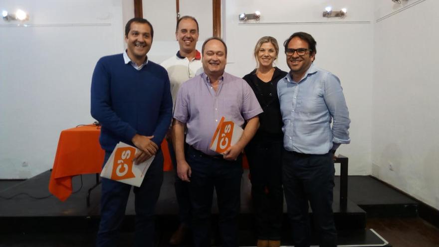 Javier Sosa, en el centro, con los miembros de la nueva junta directiva de Ciudadanos