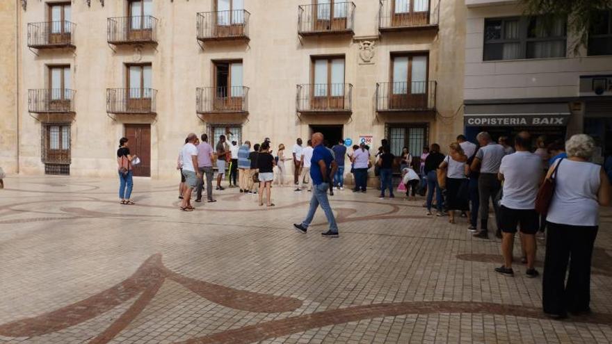 Colas a las puertas de la OMAC de la Plaça de Baix, este lunes, coincidiendo con la convocatoria de ayudas al pago de la luz y el gas. | A.F.