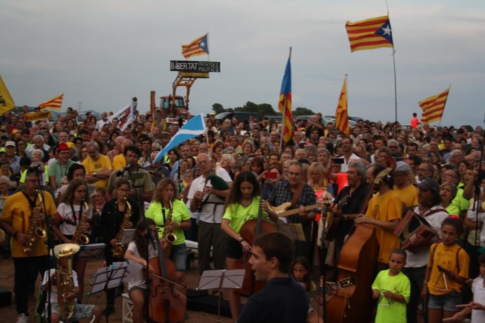 Lledoners escolta Puigdemont en la concentració prèvia a la Diada