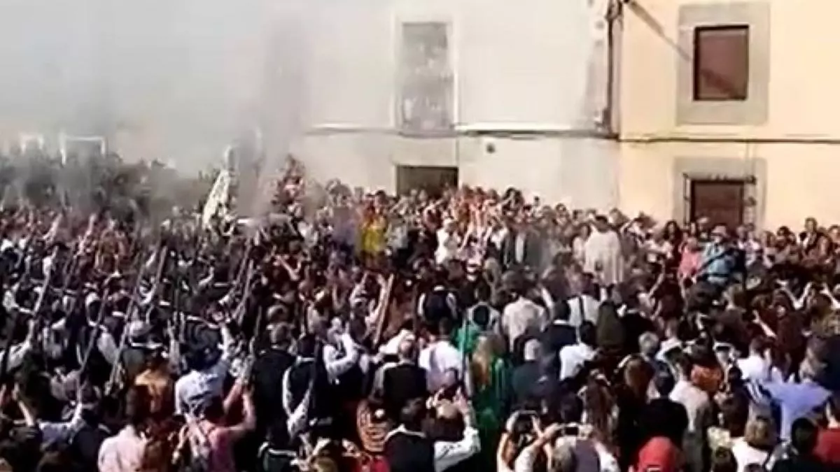 Las nuevas generaciones de Zarza la Mayor aseguran el futuro del Domingo de los Tiros, una tradición cacereña