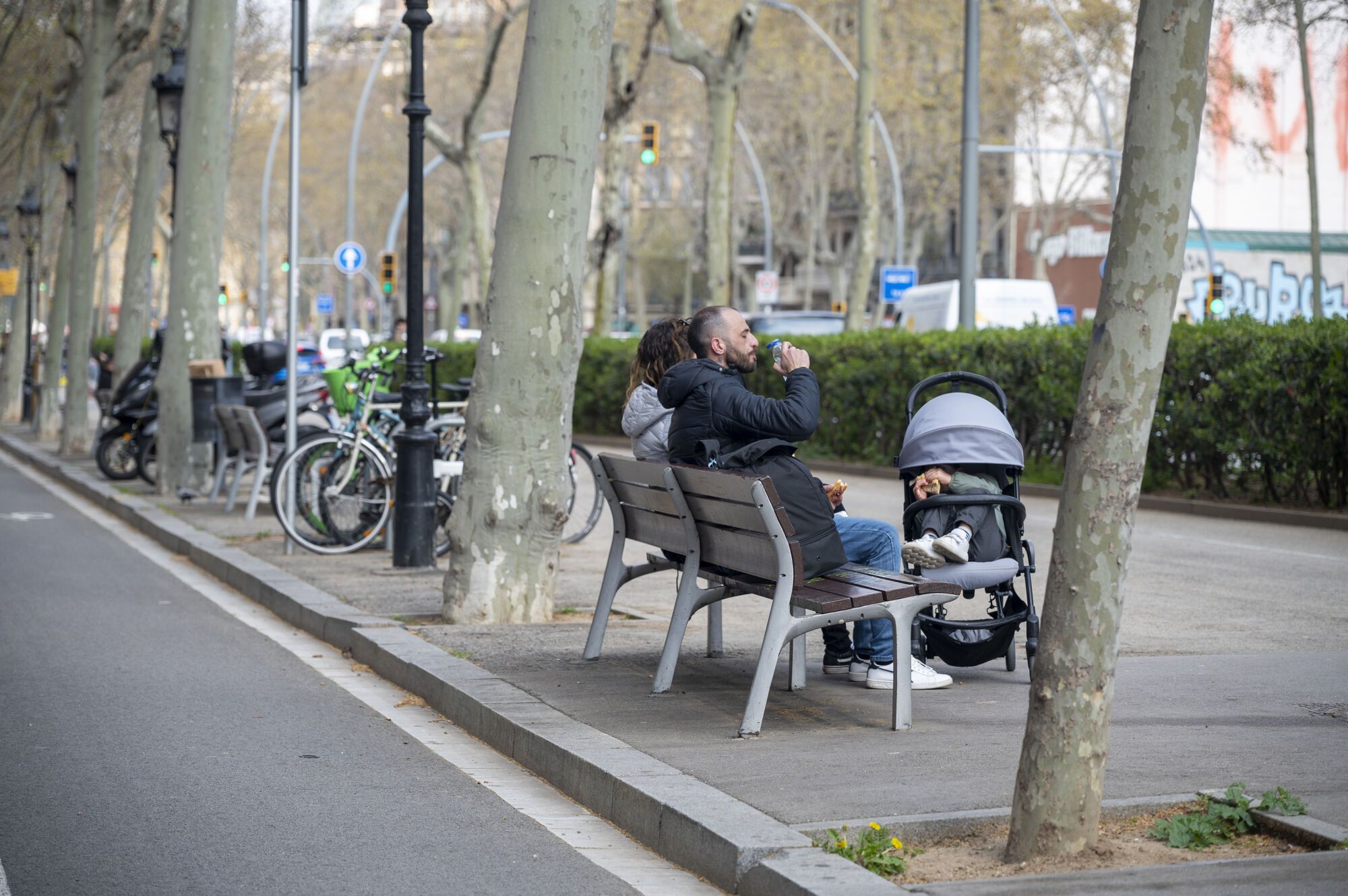 Barcelona diversifica el mobiliario en sus calles: bancos, sillas, tumbonas y mucho más