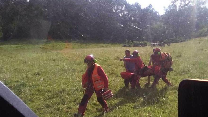 Bomberos trasladando al herido ayer desde Bozanes.