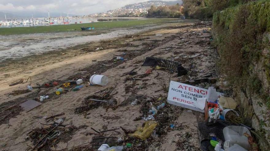 Vista de la playa redondelana de Cesantes, ayer, cubierta de todo tipo de restos. // Ricardo Grobas