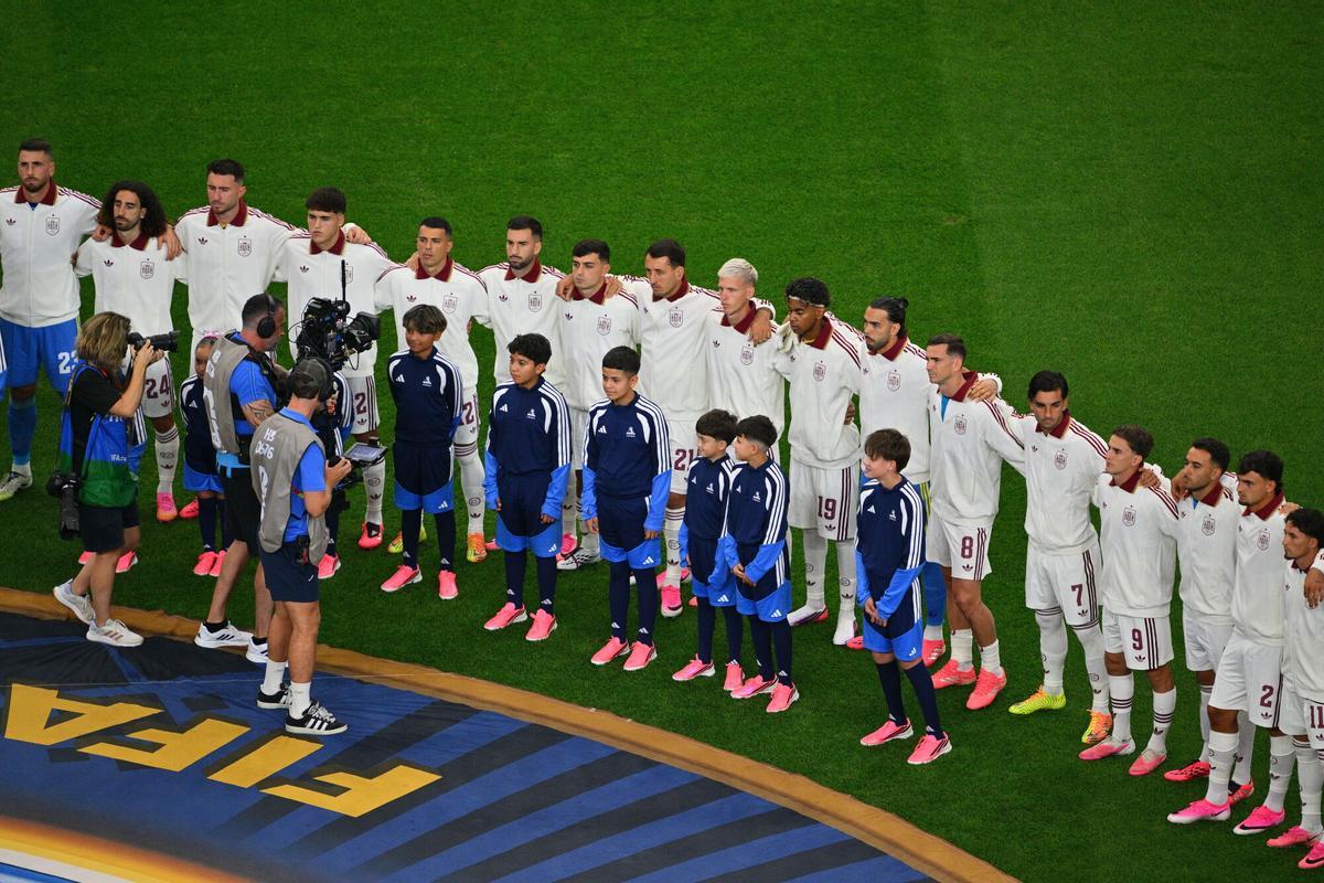 La selección española escucha el himno en los prolegómenos del encuentro. La selección española escucha el himno en los prolegómenos del encuentro.