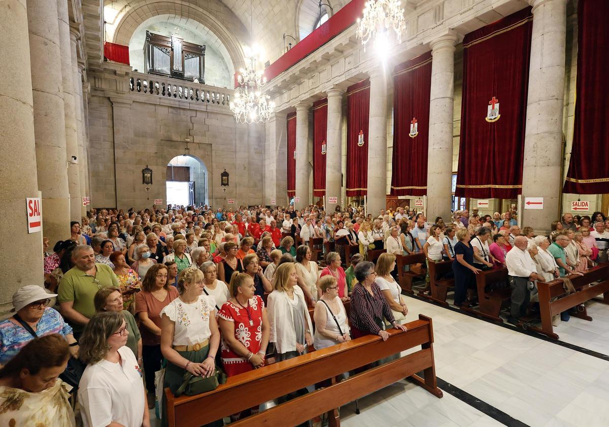 Emocionante descendimiento del Cristo de la Victoria en la Basílica Santa María de Vigo