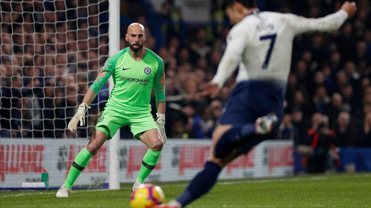 Caballero aguarda el disparo del surcoreano Son durante el partido.