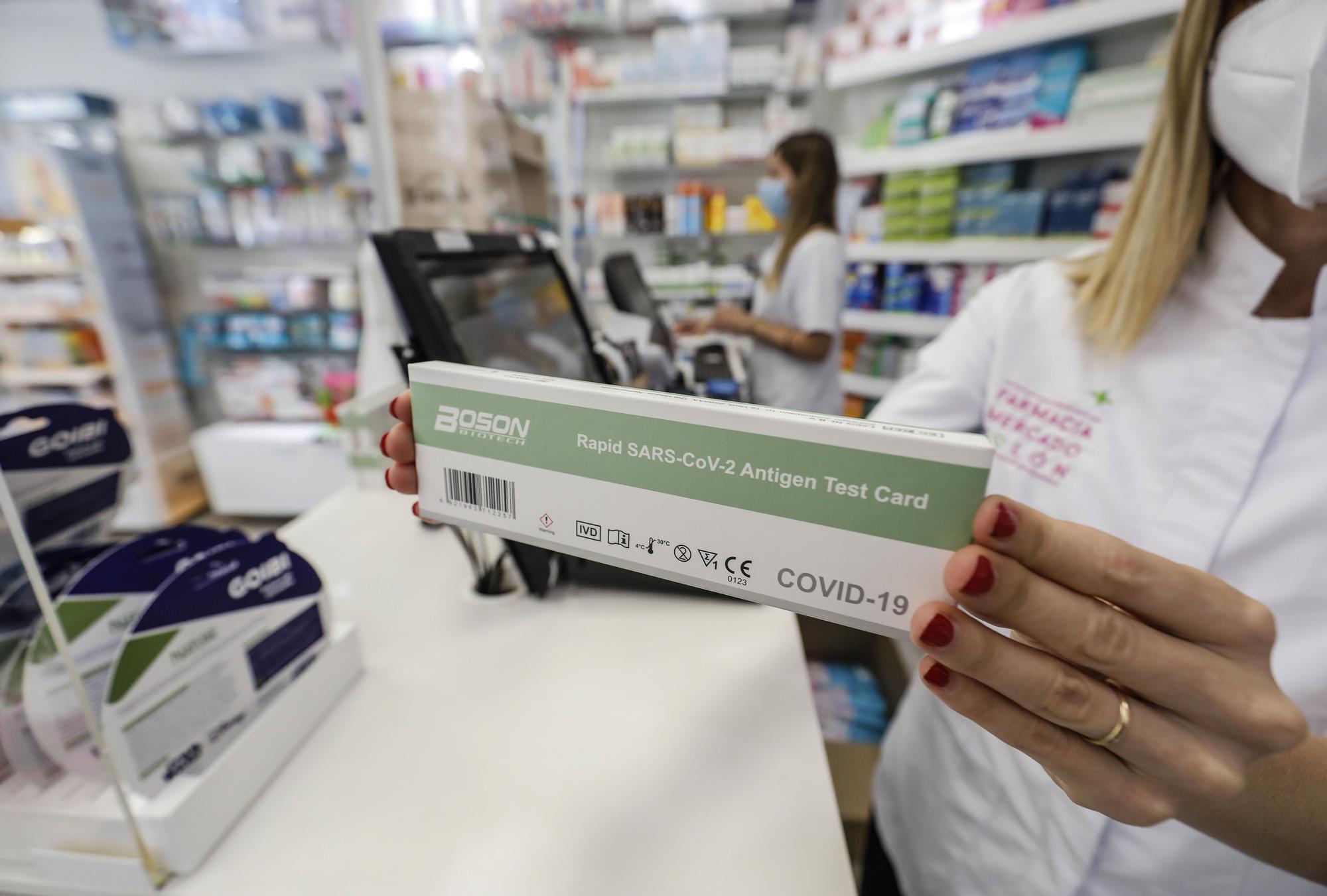 Una caja con test de antígenos contra la Covid-19 en una farmacia en Valencia.