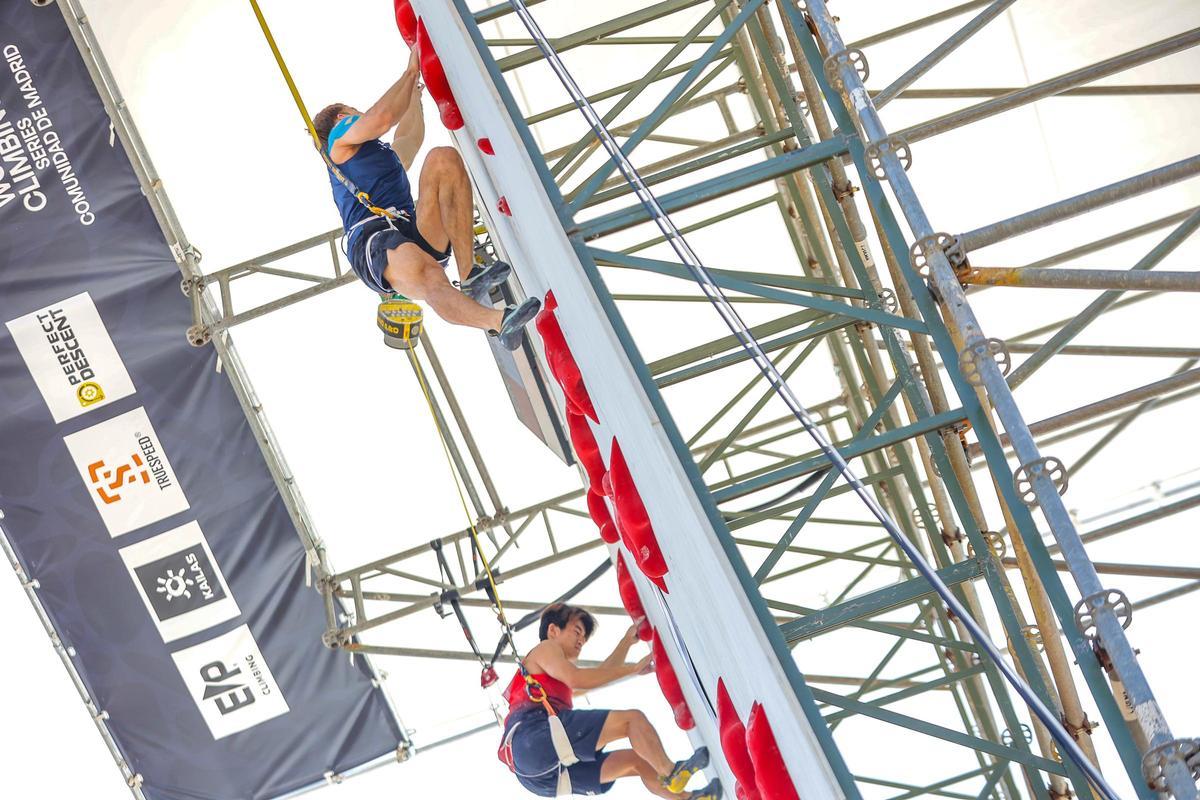 Escaladores durante la clasificatoria masculina de velocidad