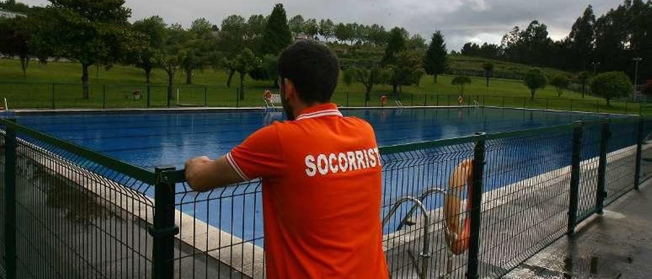 Las piscinas abrieron ayer pero sin bañistas. // Bernabé/Víctor Espiño