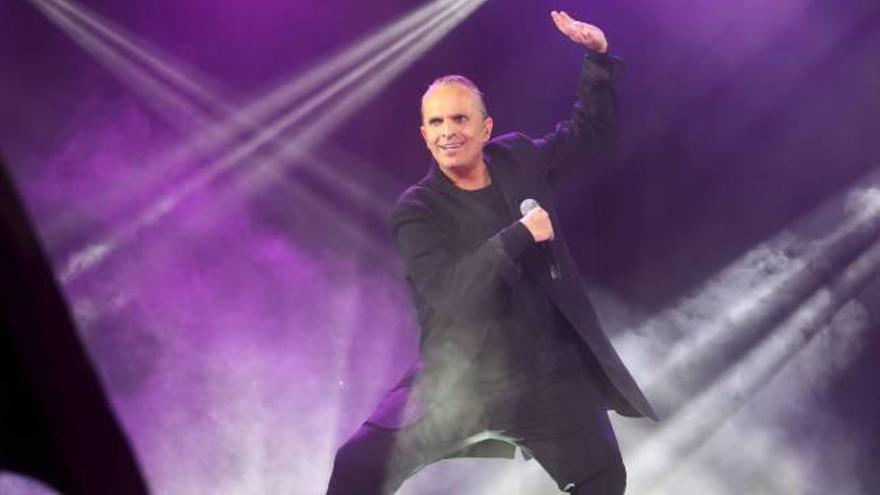 Miguel Bosé, un cop més, ho va donar tot sobre l&#039;escenari dels Jardins de Cap Roig.