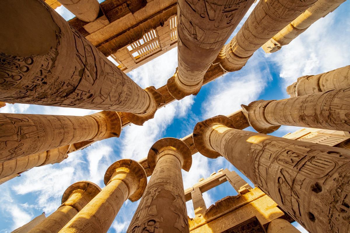 Hoy despertamos desde uno de los lugares más alucinantes de todo el planeta. Y es que ya lo dijo Heródoto: “Quien no ha visto Egipto, no ha visto el mundo”. Tal es así que, mil años después, el misterio que suscita esta cultura sigue alentando al viajero por la magnificencia de las pirámides, el misticismo del Nilo, los paseos en faluca los crepúsculos en el desierto son ejemplo de ello.