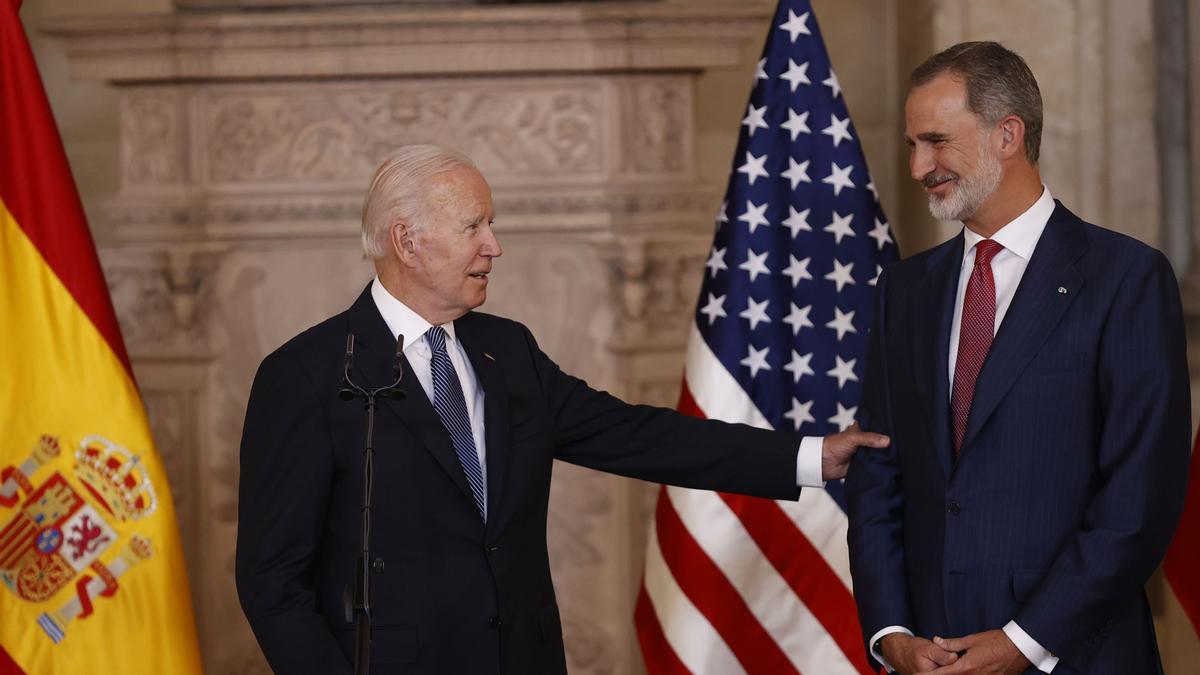 MADRID, 28/06/2022.- El rey Felipe VI y el presidente de Estados Unidos, Joe Biden, realizan declaraciones este martes en el Palacio Real en Madrid, ciudad donde se celebra la cumbre de la OTAN hasta el jueves 30 de junio. EFE/Chema Moya POOL