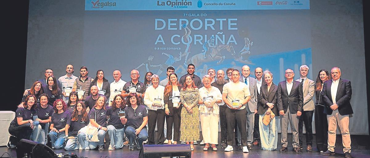 La alcaldesa, Inés Rey, el concejal Manuel Vázquez y responsables de LA OPINIÓN posan con los premiados en la séptima Gala do Deporte da Coruña e súa comarca, celebrado en 2025.