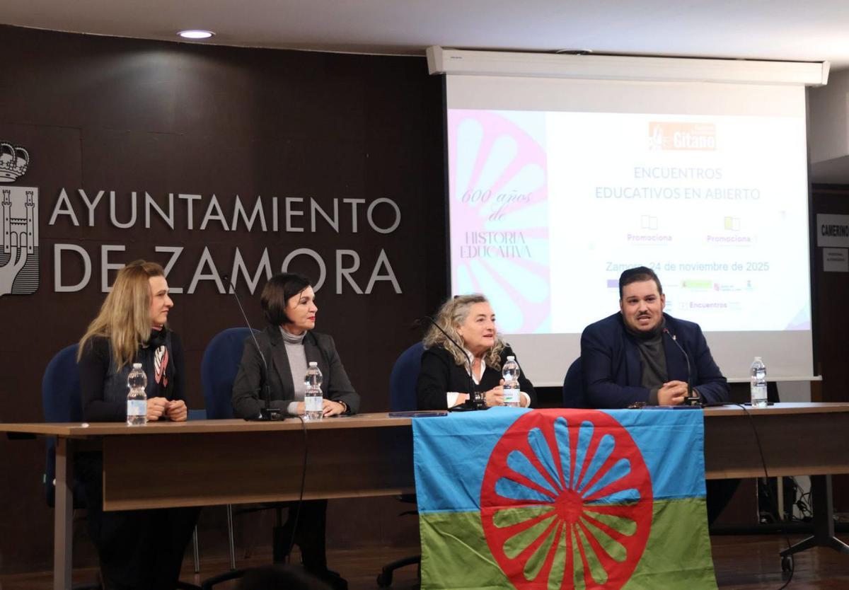 Desde la izquierda, María Jesús Gallego, María Teresa Pérez, Auxi Fernández y Carlos Fernández. | VICTOR GARRIDO