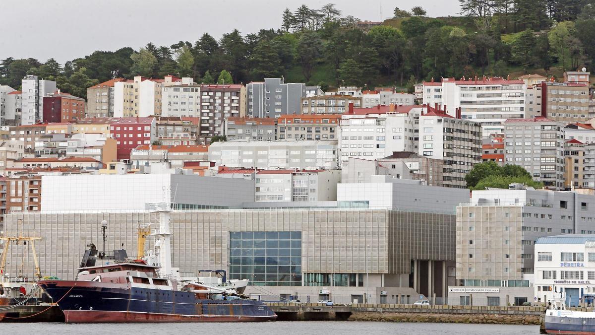 Vista general del auditorio Mar de Vigo y del hotel Eurostars.