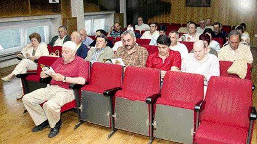 Algunos de los pedáneos asistentes, en la noche del viernes, a la reunión convocada en el concello. / bernabé / luismy