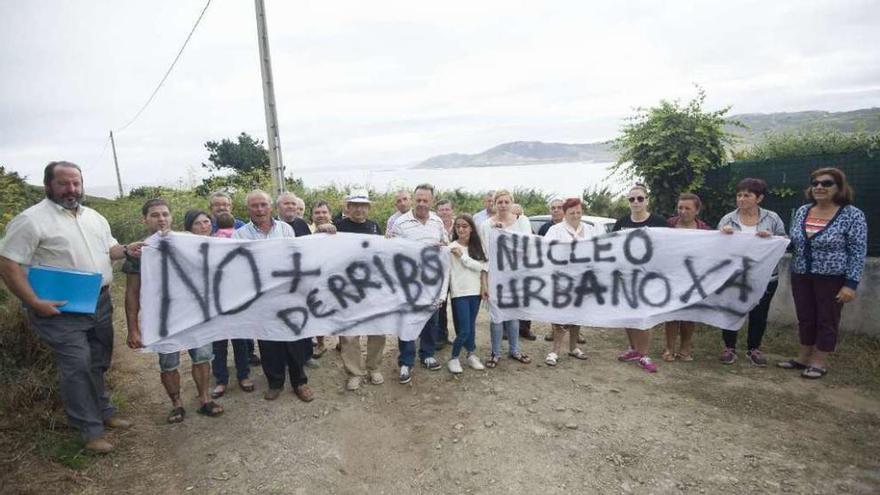 Concentración de vecinos del Portiño de Suevos, ayer, para informar sobre el derribo de la casa afectada.