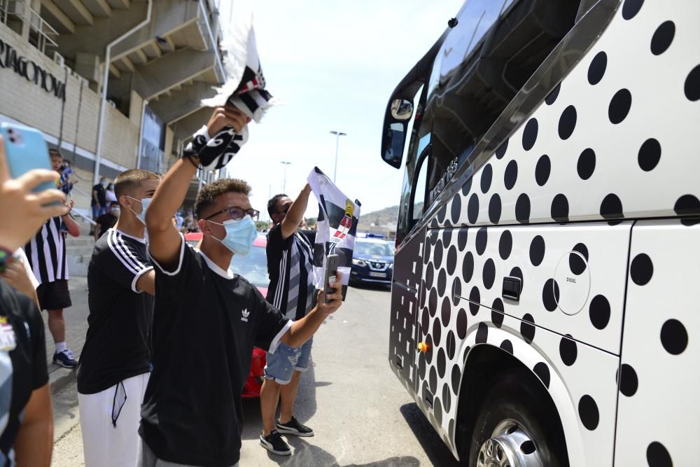 La afición del FC Cartagena despide al equipo