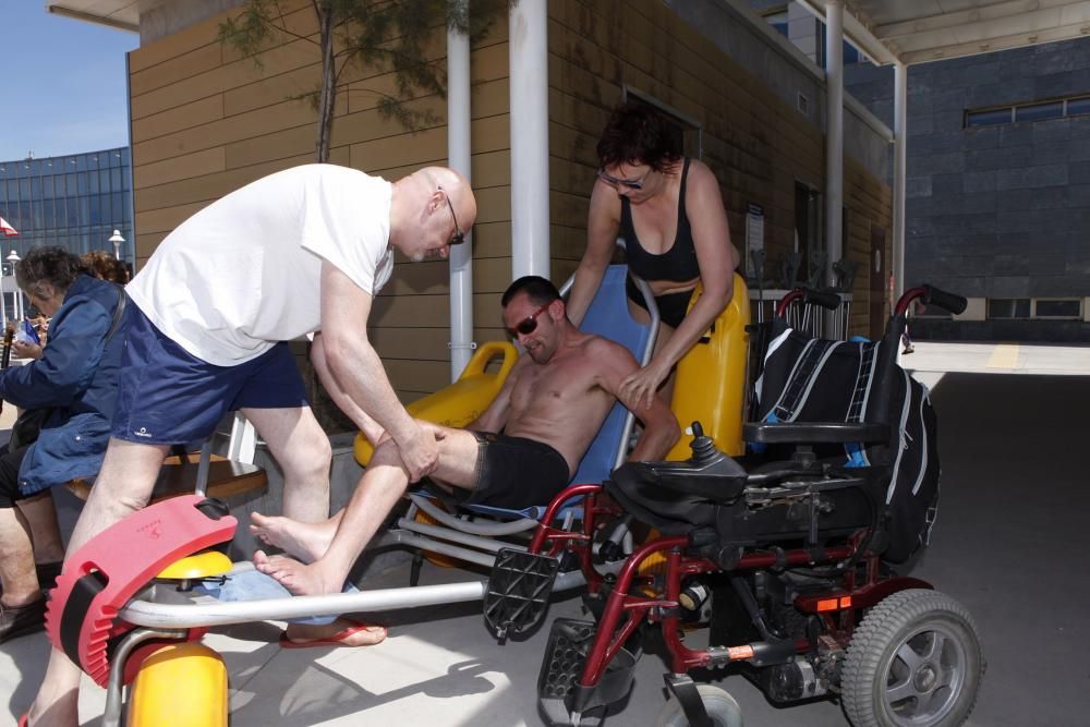 Servicio de baños en la playa de Poniente para personas con discapacidad