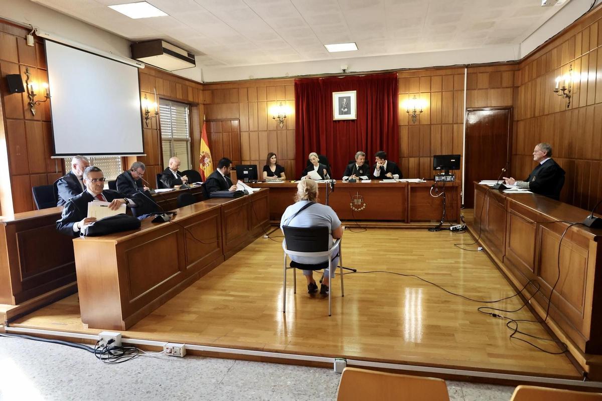 La primera en entrar a la sala, la 'mami' Ruth Karina, pidió perdón.