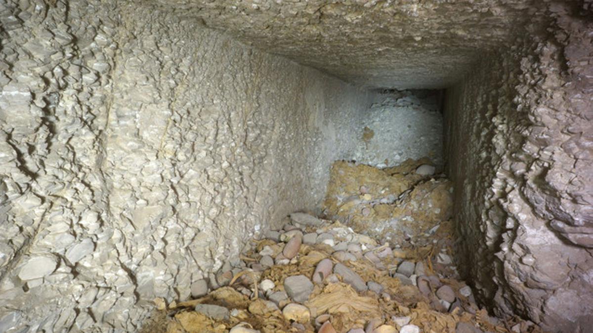 El interior de la tumba de la dinastía XI descubierta en Luxor.