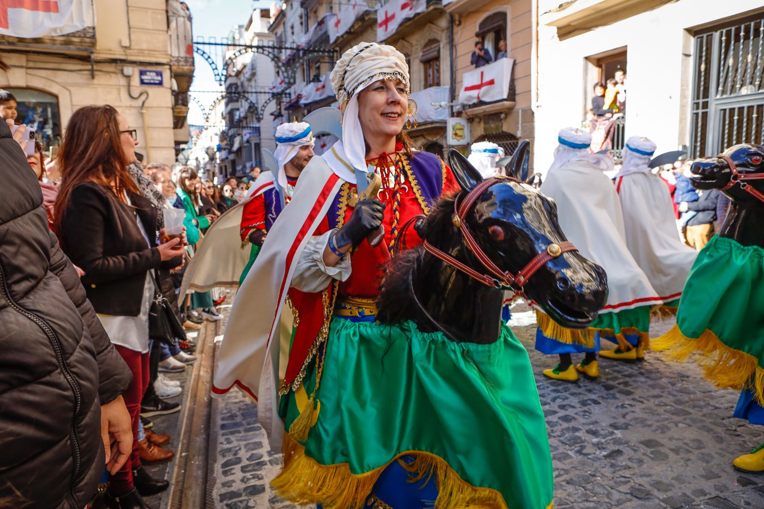 El desenfadado acto con caballos de cartón atrae cada año a un mayor número de espectadores