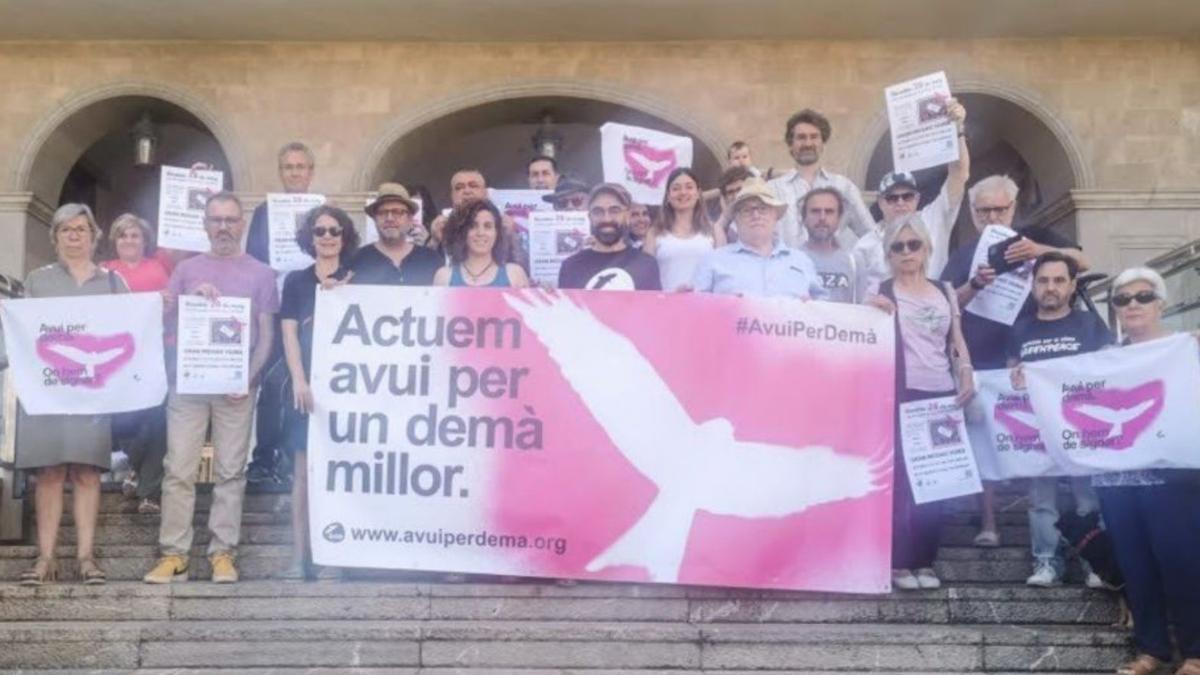 Los convocantes, ayer, en la plaza Mayor.