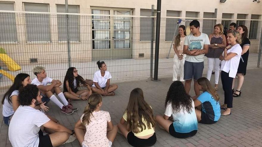 Un grupo de jóvenes de los campamentos lingüisticos durante una de las actividades.