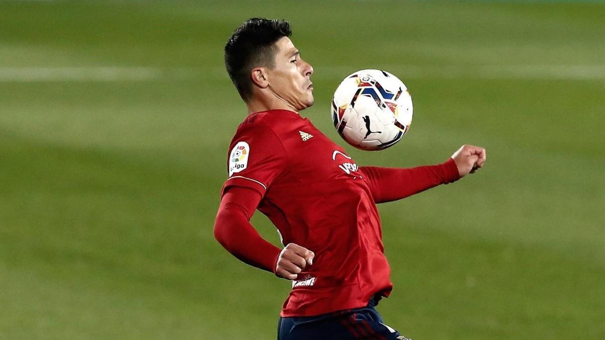 Roncaglia durante un partido con Osasuna