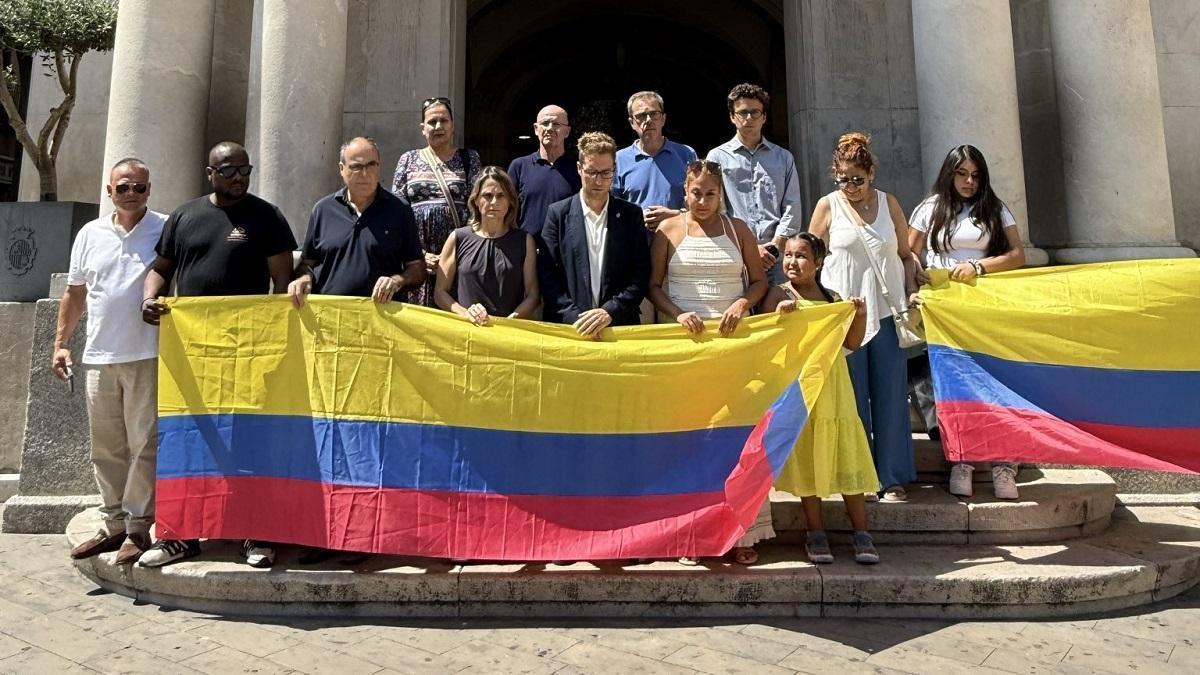 Representants municipals i colombians davant de l'Ajuntament