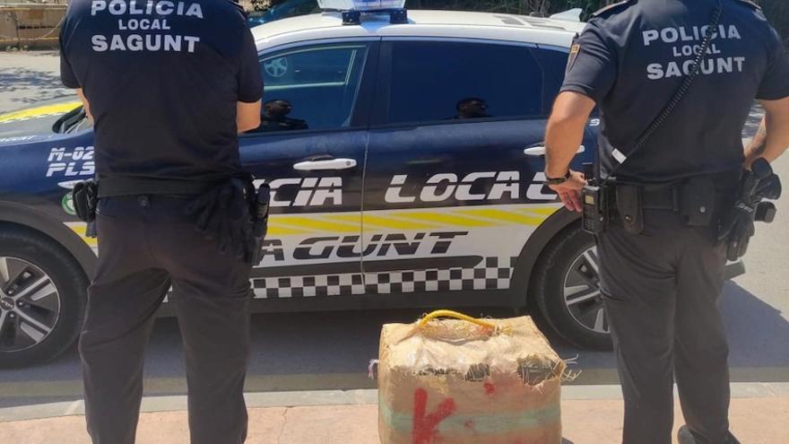 Dos detenidos tras aparecer 8 fardos de hachís en Morvedre y Horta Nord