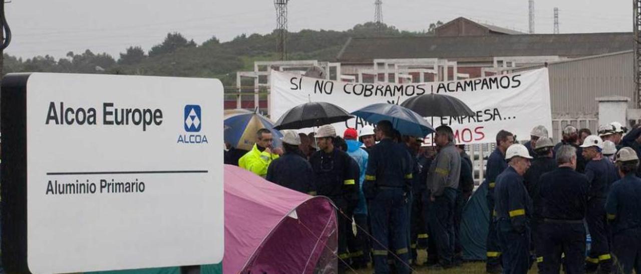 Una concentración de trabajadores delante de la fábrica de Alcoa en Avilés.