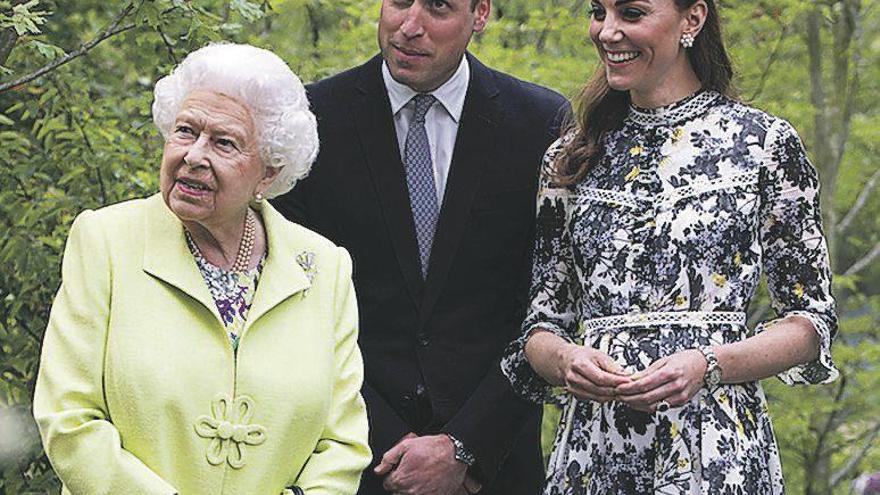 La reina Isabel con el príncipe Guillermo y su esposa, Kate Middleton.