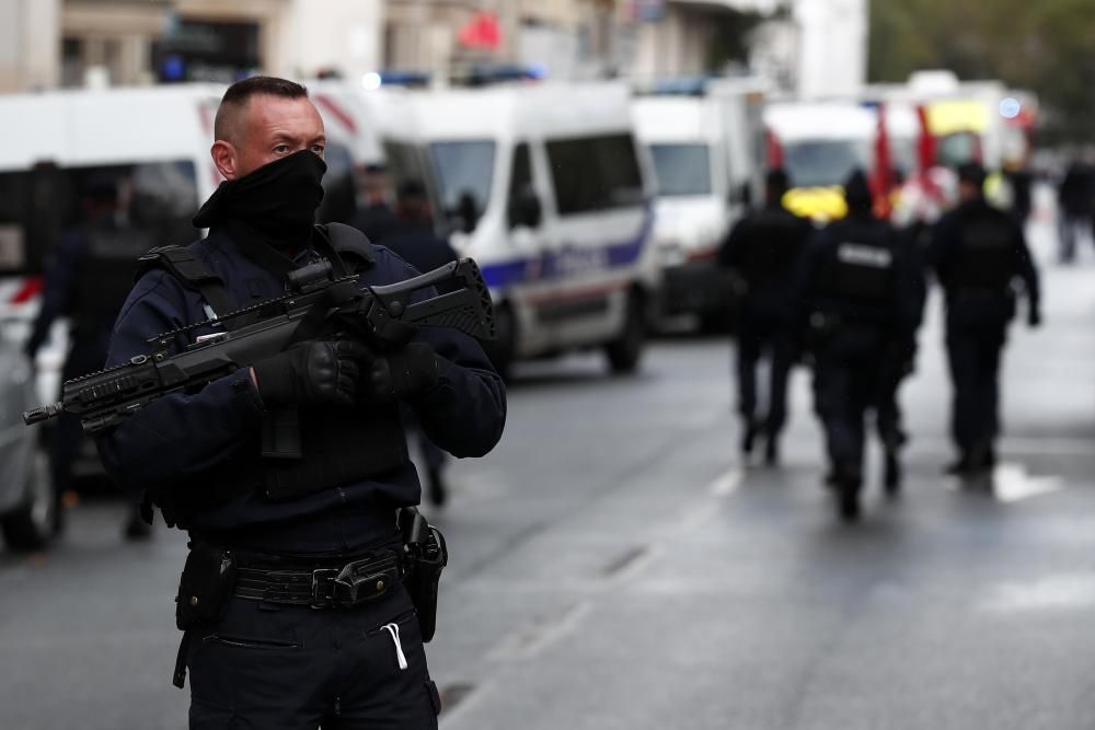 Cuatro heridos por arma blanca en París.